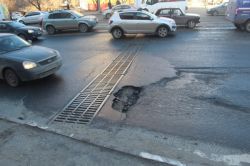 жалоба-2578 Рядом с ливневкой на Танкистов образовалась глубокая яма